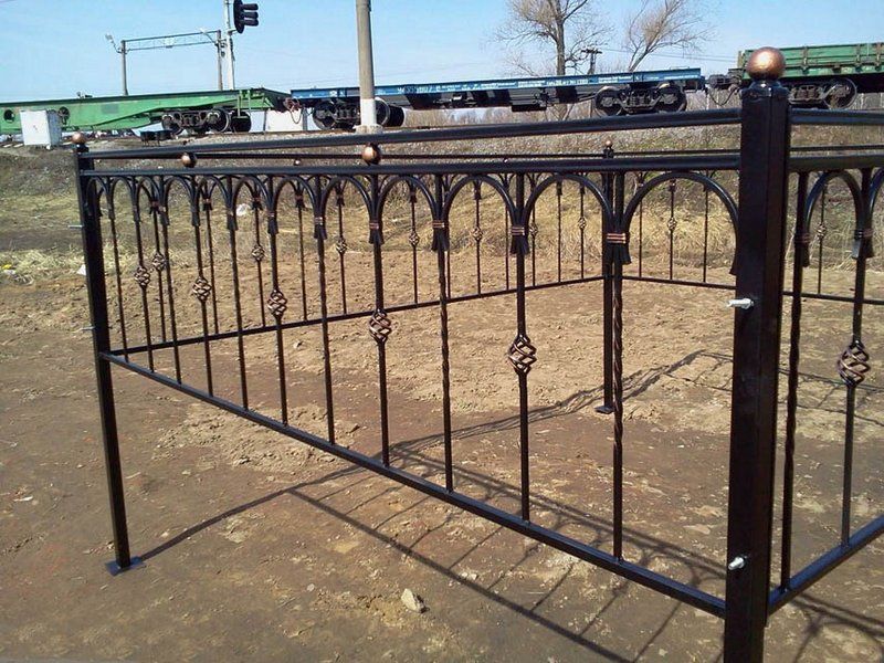 Ограда на кладбище фото
